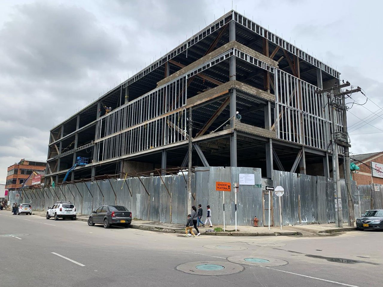 Fachada metálica para almacén Kenzo Américas