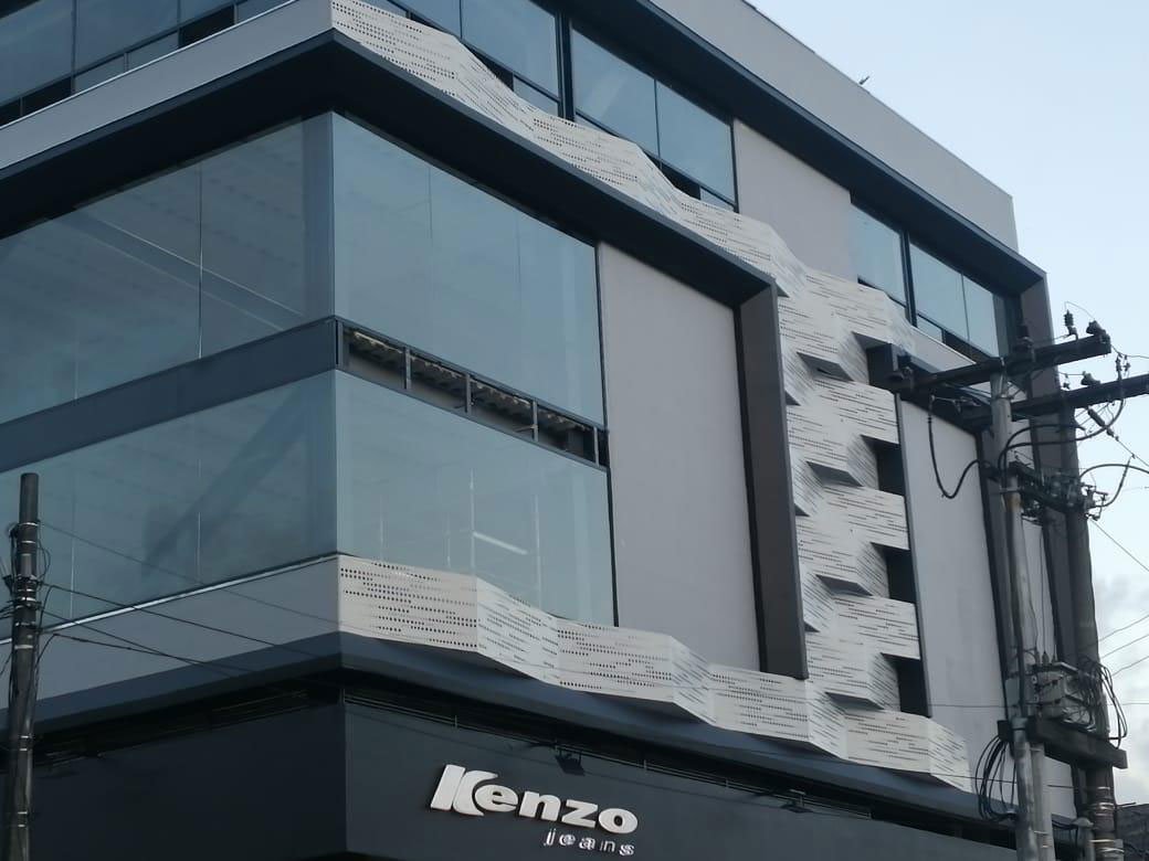Fachada metálica para almacén Kenzo Américas