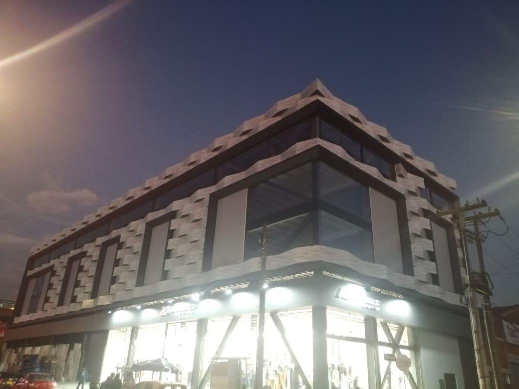 Fachada metálica para almacén Kenzo Américas