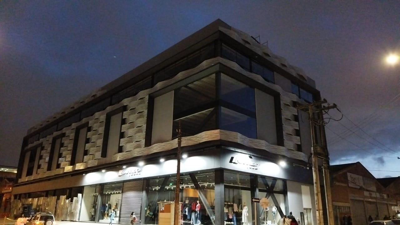 Fachada metálica para almacén Kenzo Américas