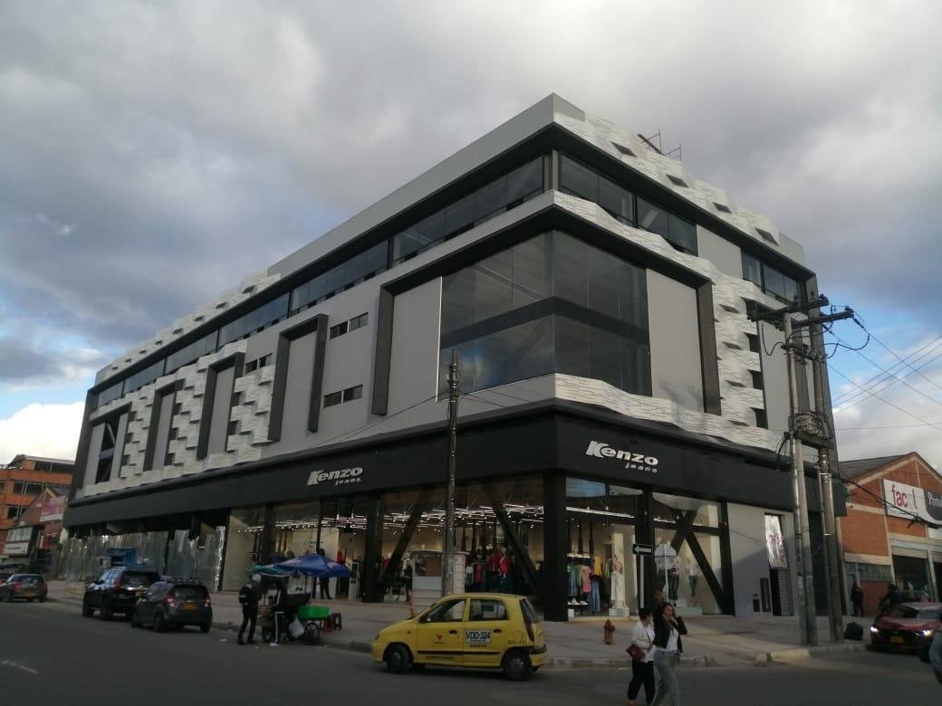 Fachada metálica para almacén Kenzo Américas