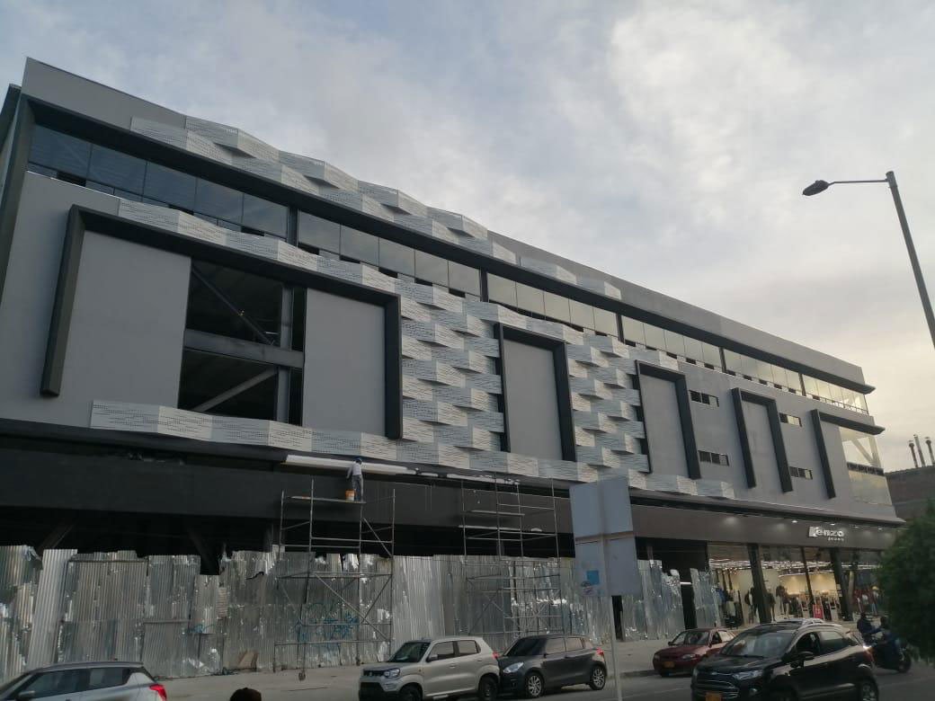 Fachada metálica para almacén Kenzo Américas