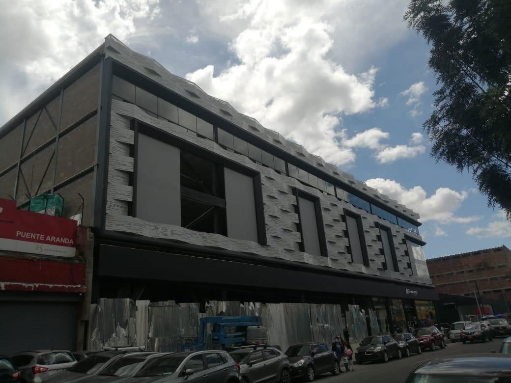 Fachada metálica para almacén Kenzo Américas