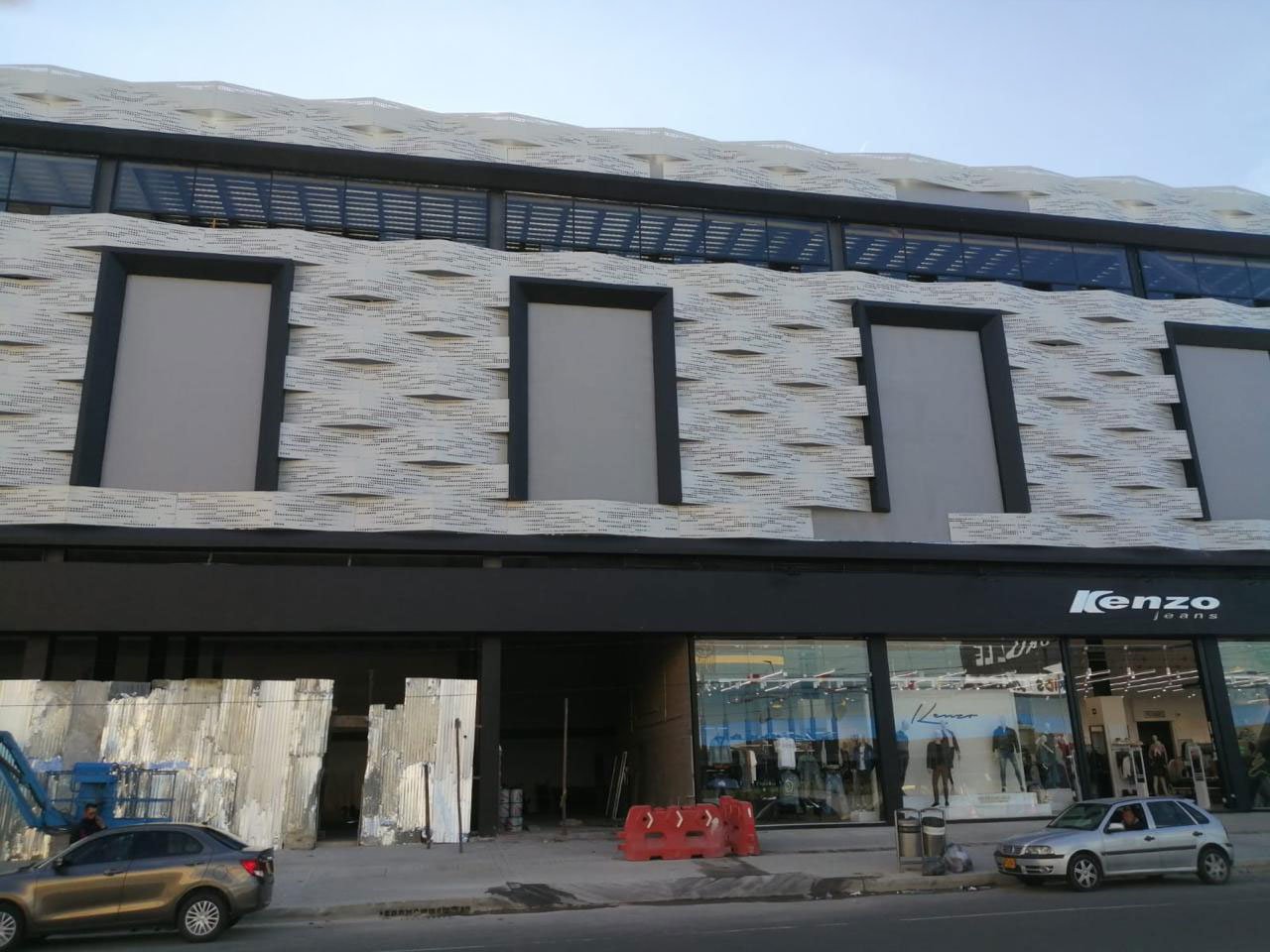 Fachada metálica para almacén Kenzo Américas