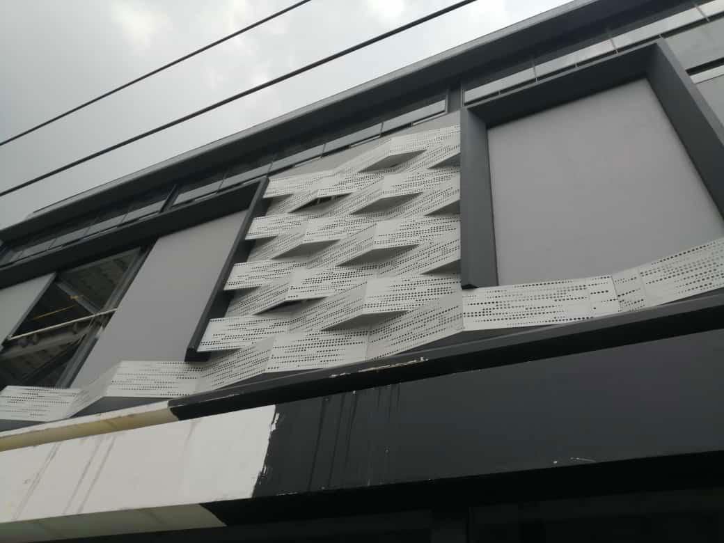 Fachada metálica para almacén Kenzo Américas