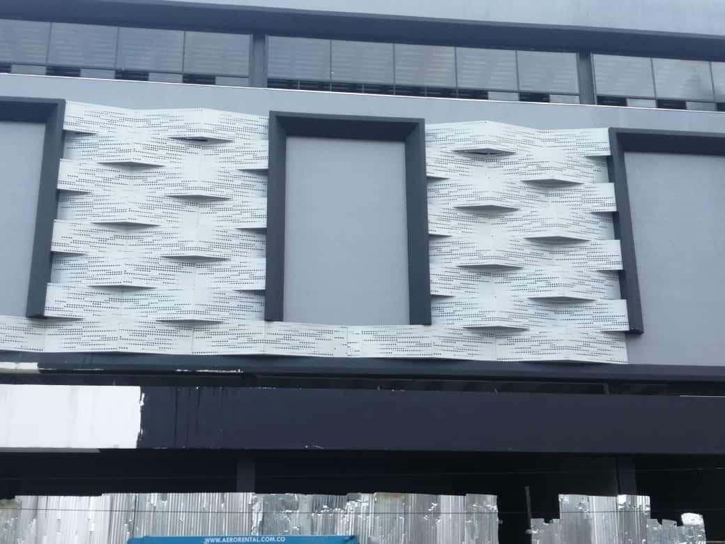 Fachada metálica para almacén Kenzo Américas