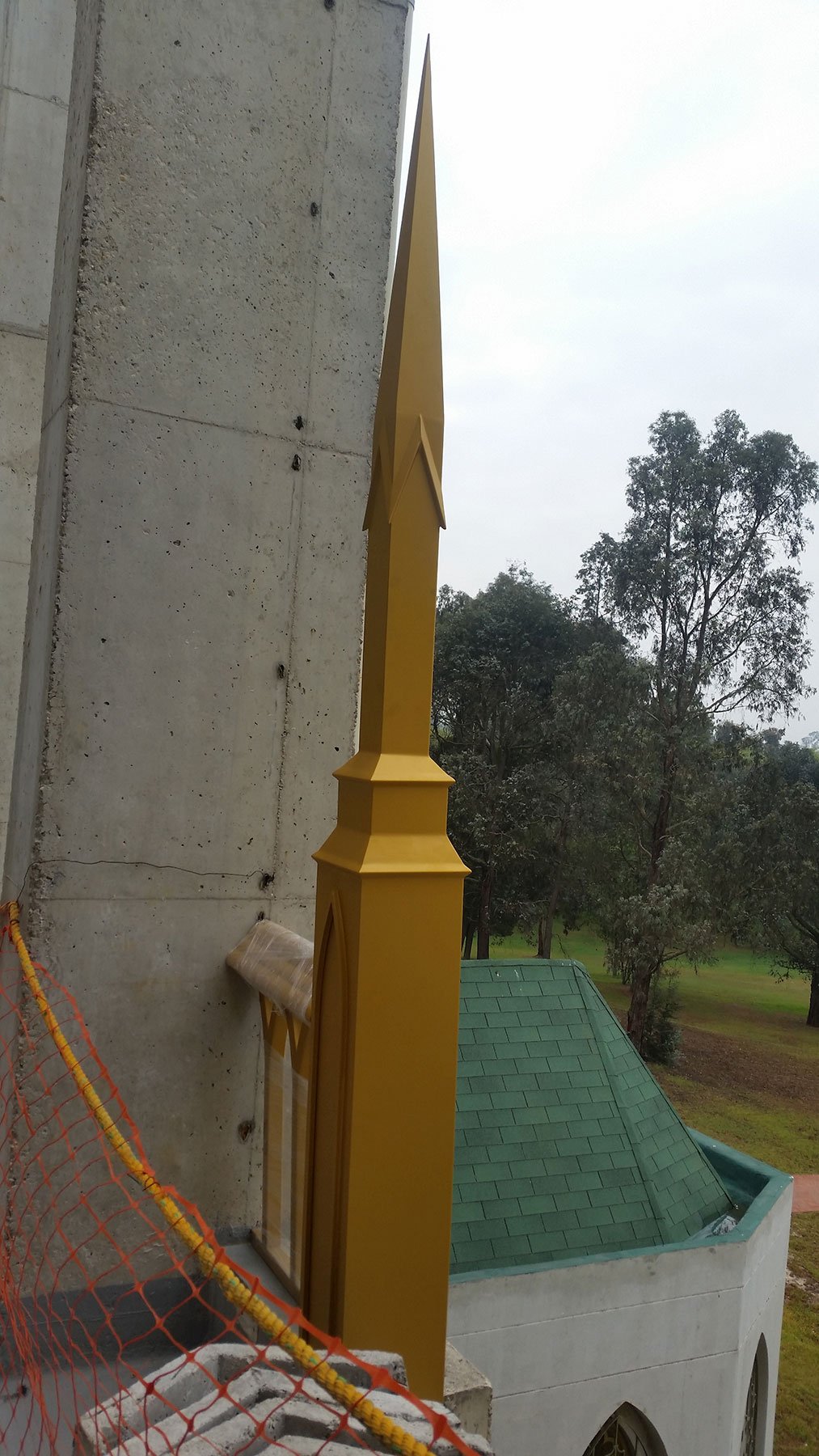 Fabricación de Ventanas y Rosetón para Iglesia en Bogotá