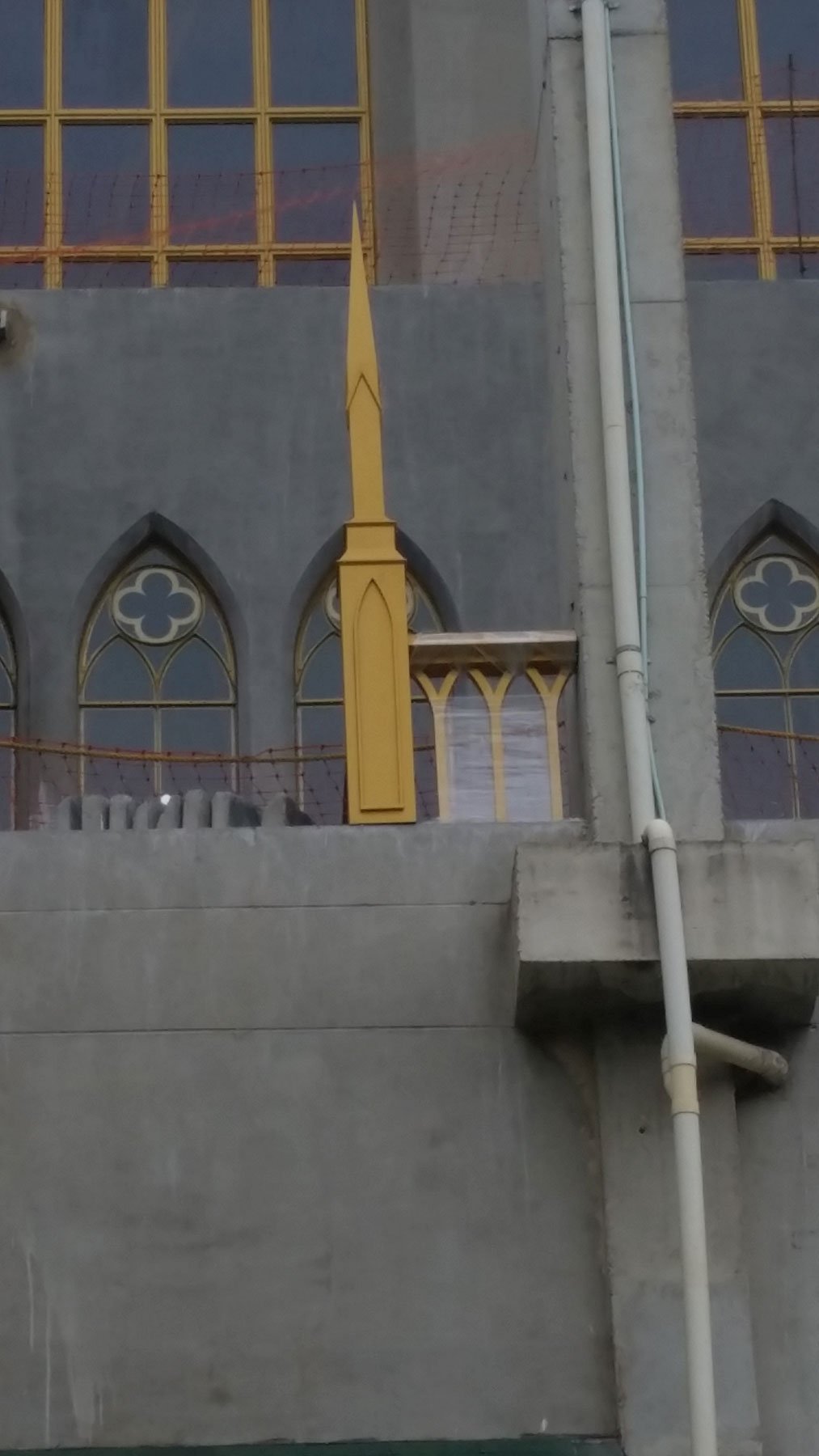 Fabricación de Ventanas y Rosetón para Iglesia en Bogotá