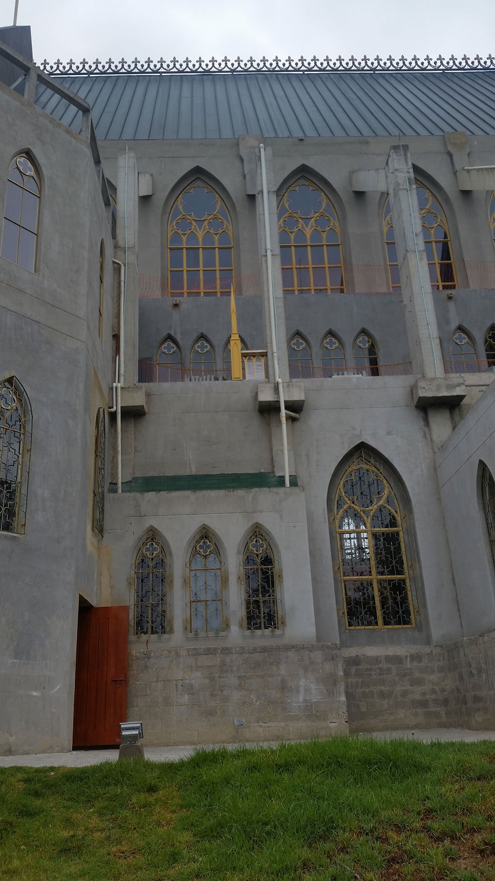 Fabricación de Ventanas y Rosetón para Iglesia en Bogotá