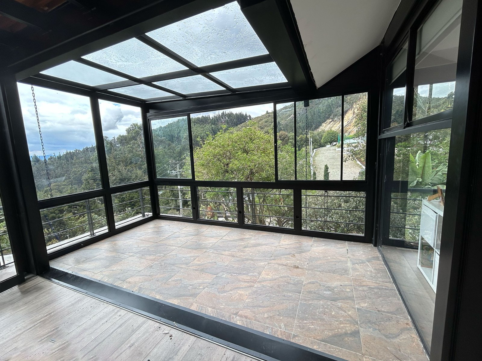 Ampliación de Oficina con Estructura Metálica y Vidrio en Bogotá