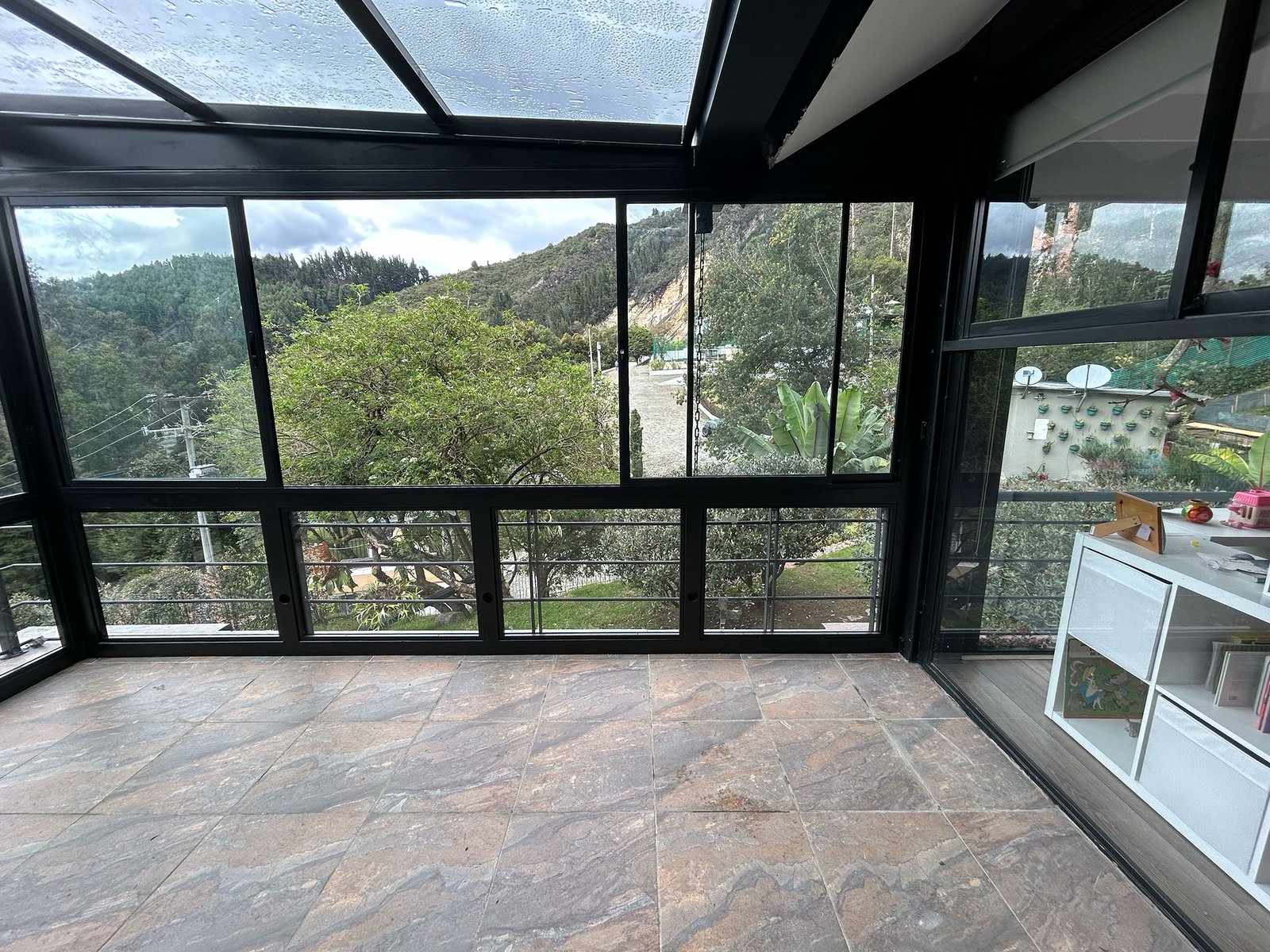 Ampliación de Oficina con Estructura Metálica y Vidrio en Bogotá