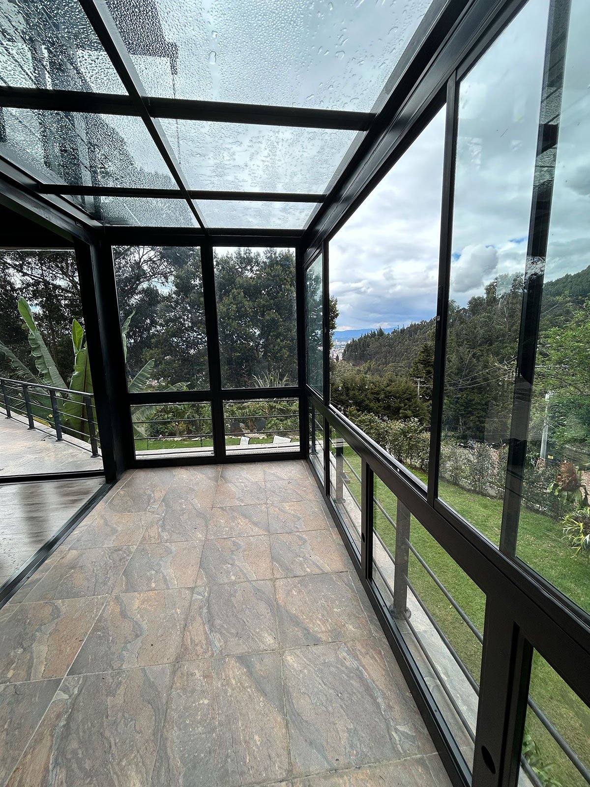 Ampliación de Oficina con Estructura Metálica y Vidrio en Bogotá