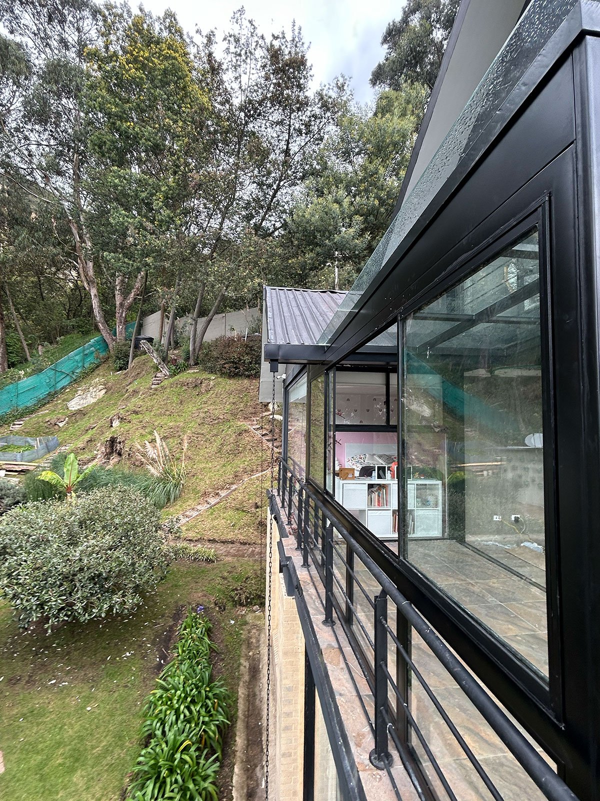 Ampliación de Oficina con Estructura Metálica y Vidrio en Bogotá