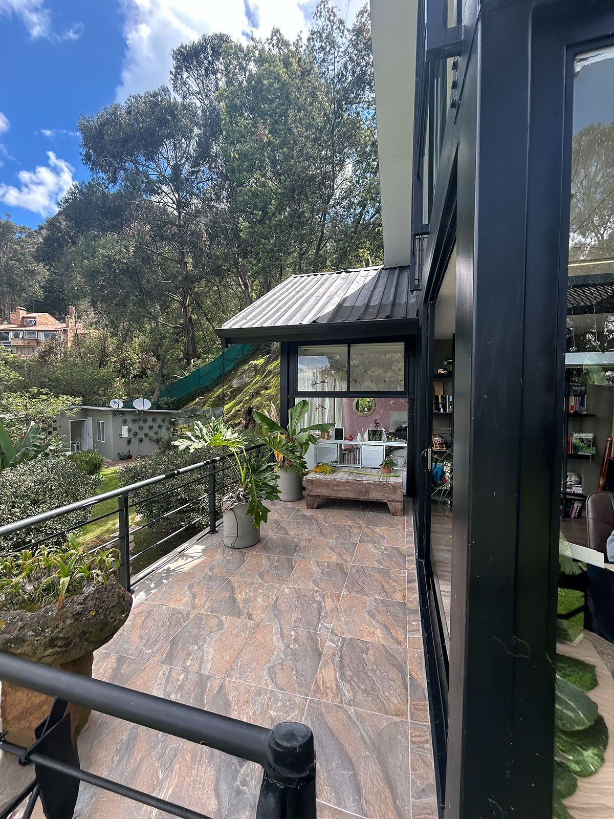 Ampliación de Oficina con Estructura Metálica y Vidrio en Bogotá