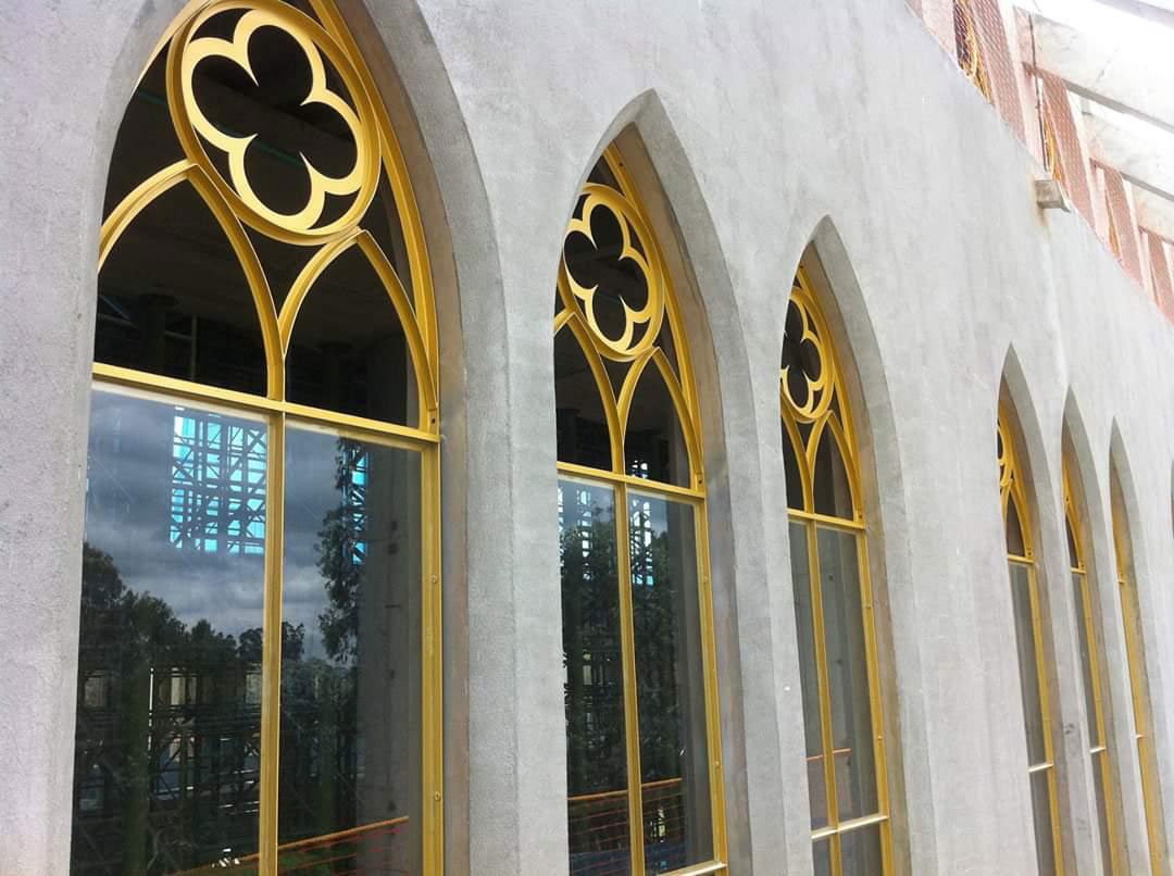 Fabricación de Ventanas y Rosetón para Iglesia en Bogotá