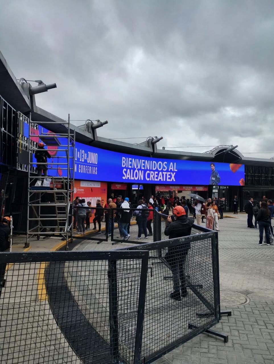 estructura para pantalla curva en corferias