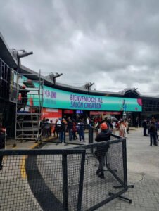 estructura para pantalla curva en corferias