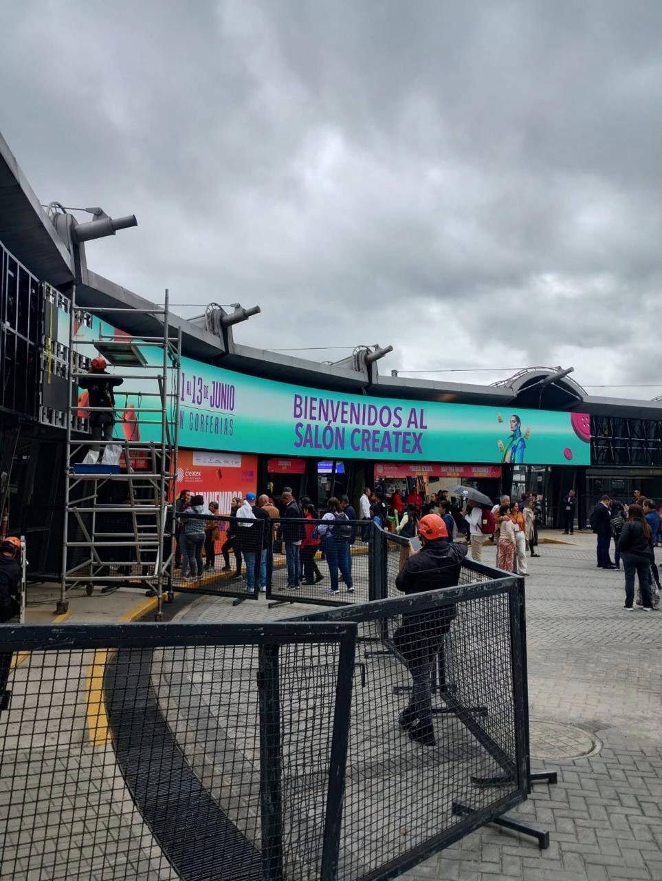 estructura para pantalla curva en corferias