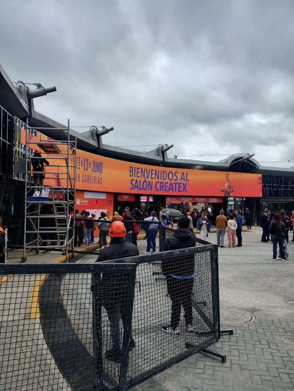 estructura para pantalla curva en corferias