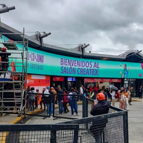 Estructura para pantalla curva en Corferias