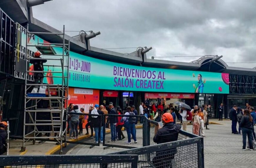 Estructura para pantalla curva en Corferias